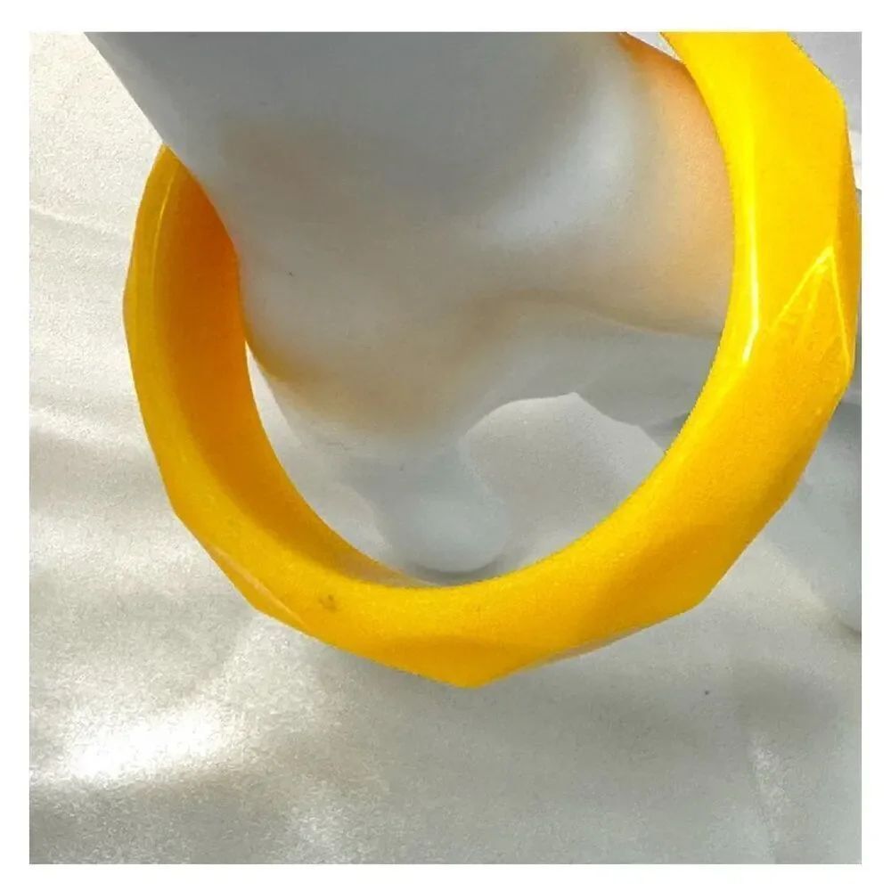 Yellow bangle bracelet - Picture 4 of 5